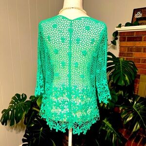 #7)  breeze ever beautifully crocheted green top3/4 sleeve size medium